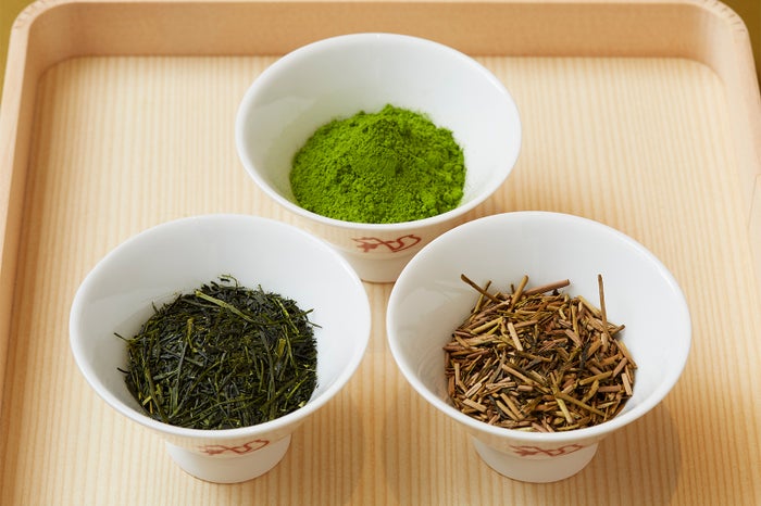 茶葉（左：八女昔作り本玉露、中央：八女抹茶、右：鹿児島棒ほうじ茶）／画像提供：渋谷フェイス
