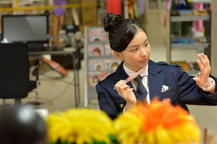 福地桃子「潜入捜査アイドル・刑事(デカ)ダンス」より(C)テレビ東京