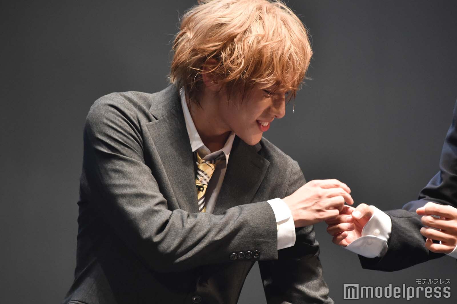 バトンを受け取る山下幸輝（C）モデルプレス