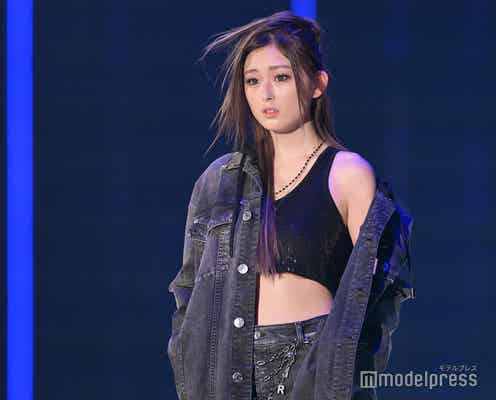 ゆうちゃみ、大胆肌見せに会場釘付け トレンド活かしたデニム×デニムコーデ<TGC 2023 S/S>