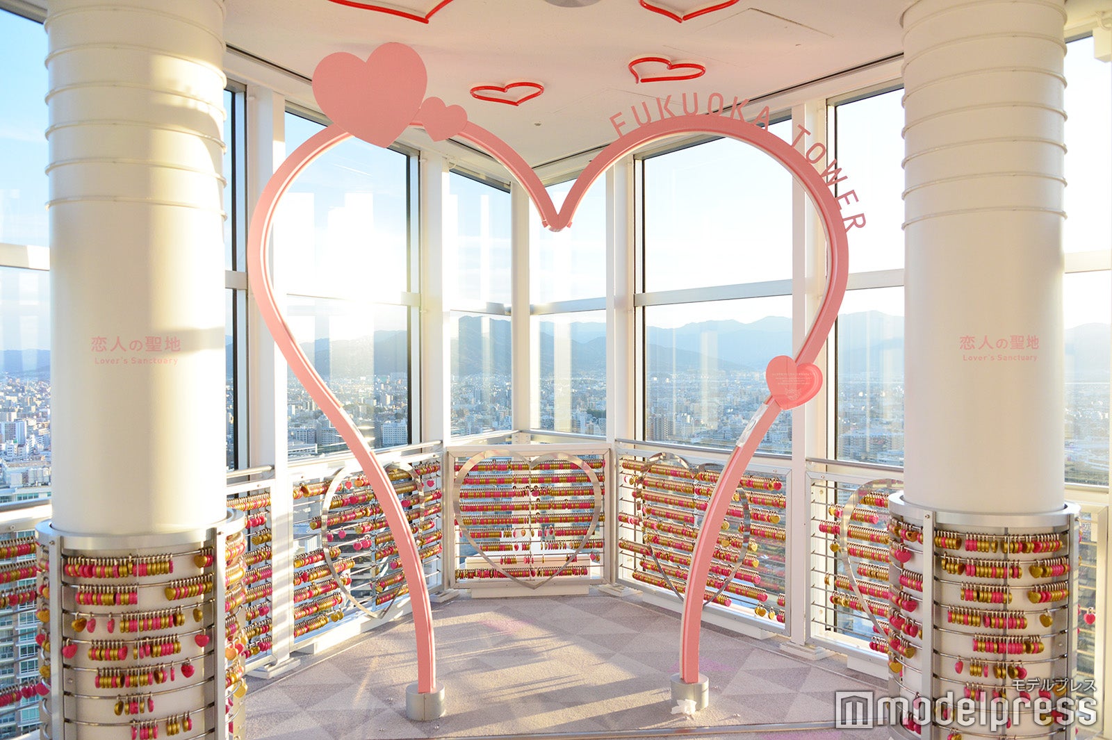 ハートのアーチは恋人たちに人気の撮影スポット（C）モデルプレス