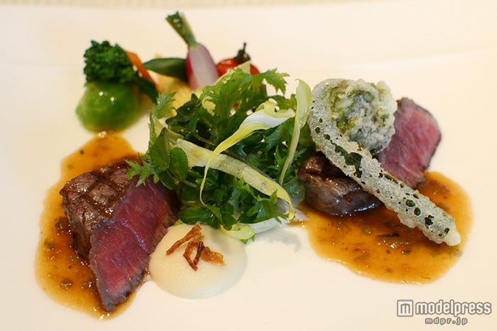 牛フィレ肉のグリル タマネギのエスプーマとワサビ風味ソース 山菜のフリットと共に