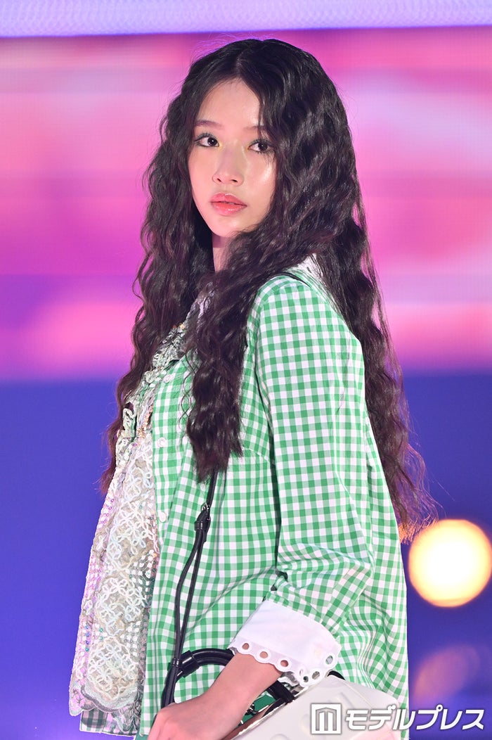 “藤岡 弘、の次女”天翔天音、ウェーブヘア×透け衣装が新鮮【GirlsAward 2024 S／S】