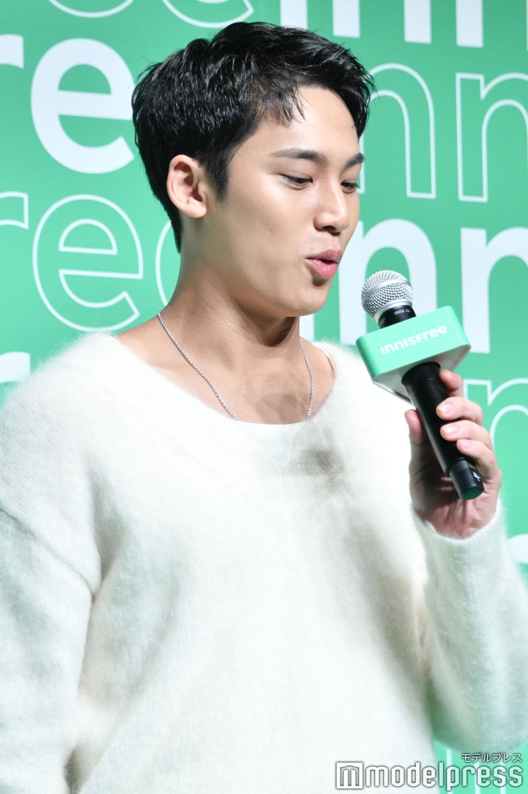 マイクの音量に驚くMINGYU（C）モデルプレス