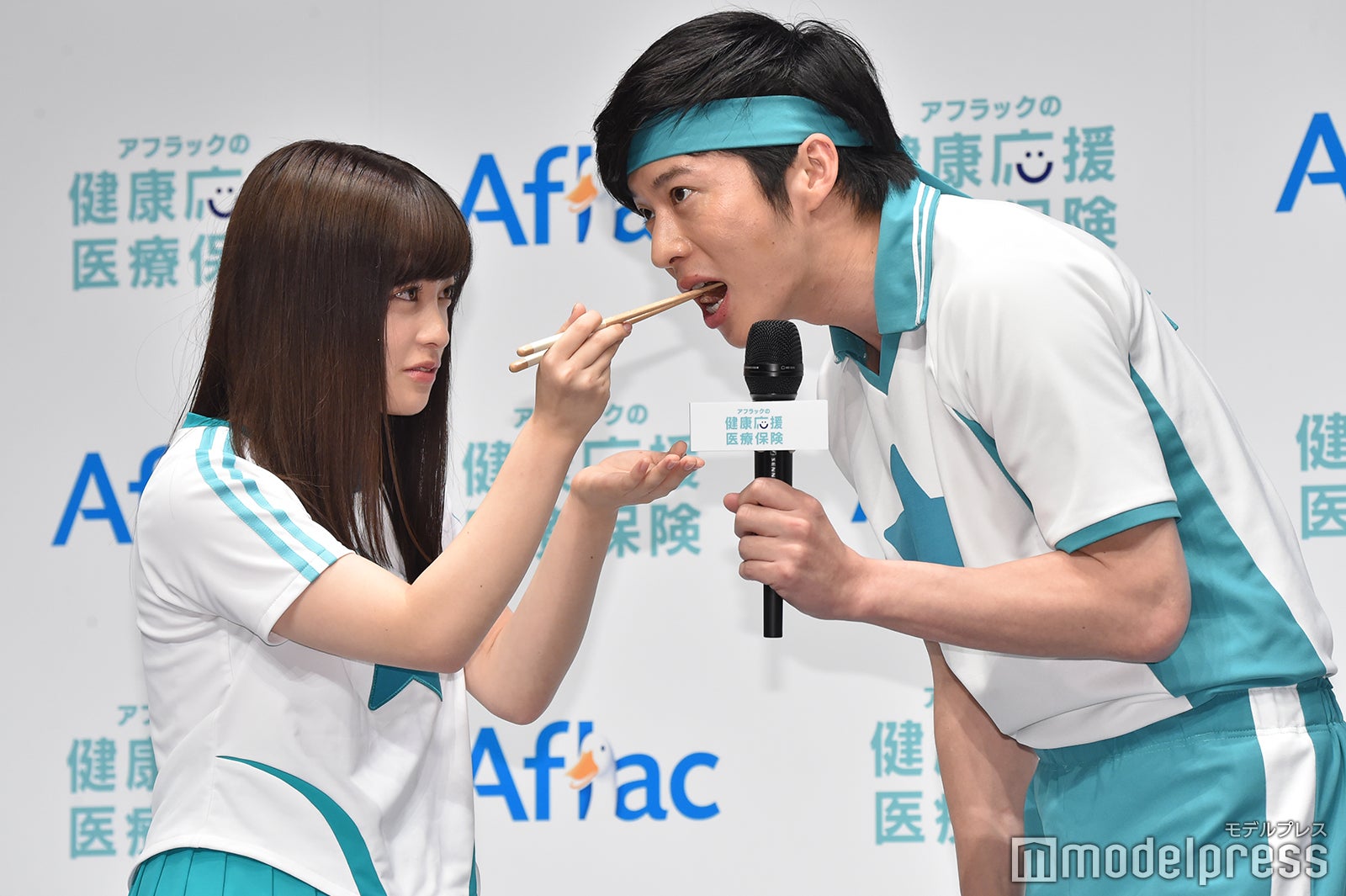 田中圭（右）にA5ランクの高級肉を与える橋本環奈（左）／（C）モデルプレス