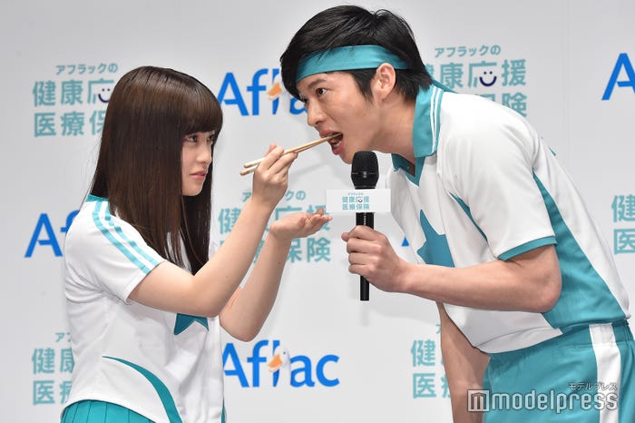 田中圭(右)にA5ランクの高級肉を与える橋本環奈(左)/(C)モデルプレス