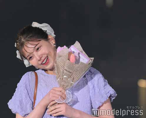 渡邉理佐、花束から笑顔チラリ ビッグリボンがお似合い【TGC 2024 S/S】