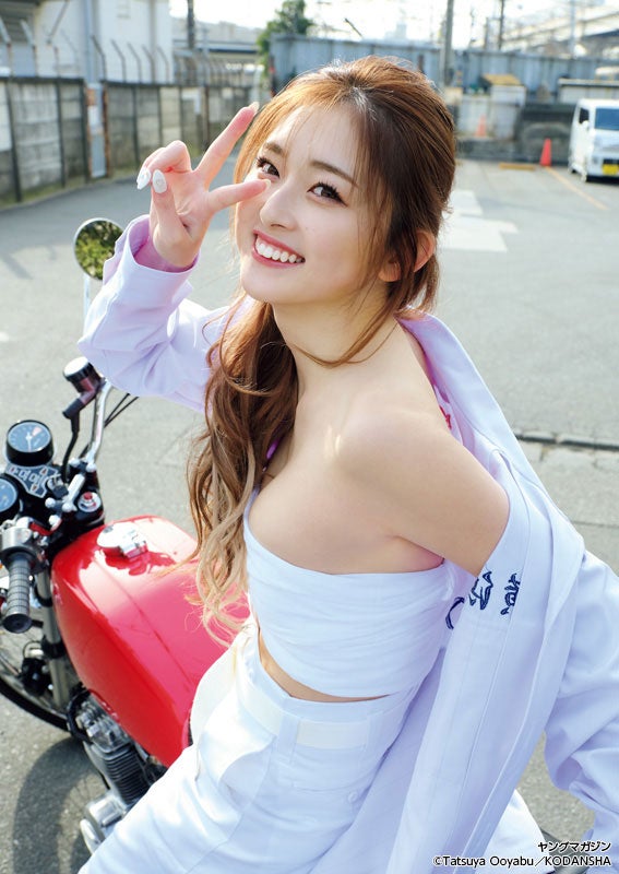 ゆうちゃみ、色白ボディ際立つヒョウ柄ビキニ姿 “オラオラ”グラビア