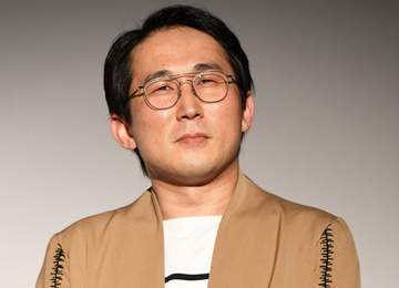 「ご想像にお任せします」シソンヌじろう 菜の花畑で下半身が隠れた写真にコメント殺到「履いていると思いたい」「安心できません」