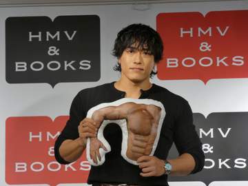 筋肉は「人生です」中務裕太 前代未聞の「筋肉クッション」披露も、メンバーから「なにこれ！？」