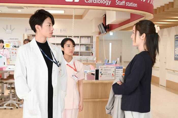 佐藤健、上白石萌音、蓮佛美沙子/「恋はつづくよどこまでも」第6話より(C)TBS