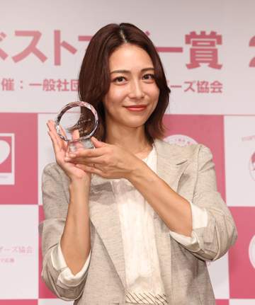 40歳・相武紗季の透明感がスゲえ！ベストマザー賞受賞でパンツルック披露 愛息は「たくさん怒るママでも（賞を）もらえるのか」