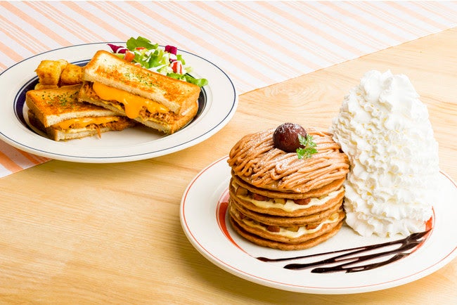 コナコーヒーとモンブランのパンケーキ、カルアポークチーズサンド／画像提供：Eggs’n Things Japan
