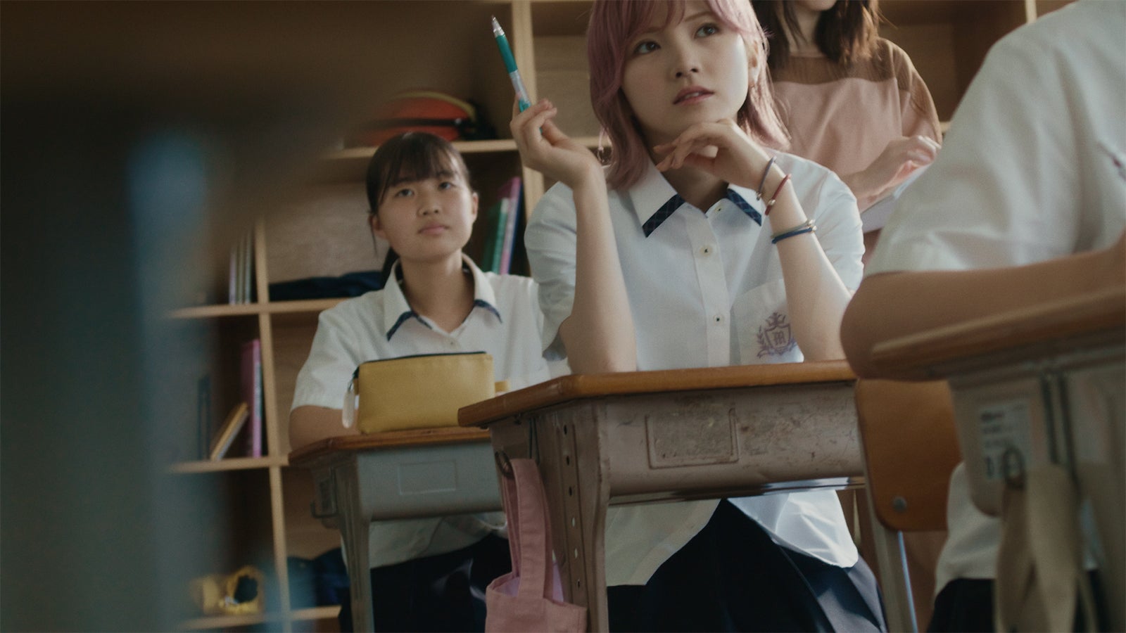 岡田奈々　AKB48 58thシングル「根も葉もRumor」MVより（C）AKB48／キングレコード