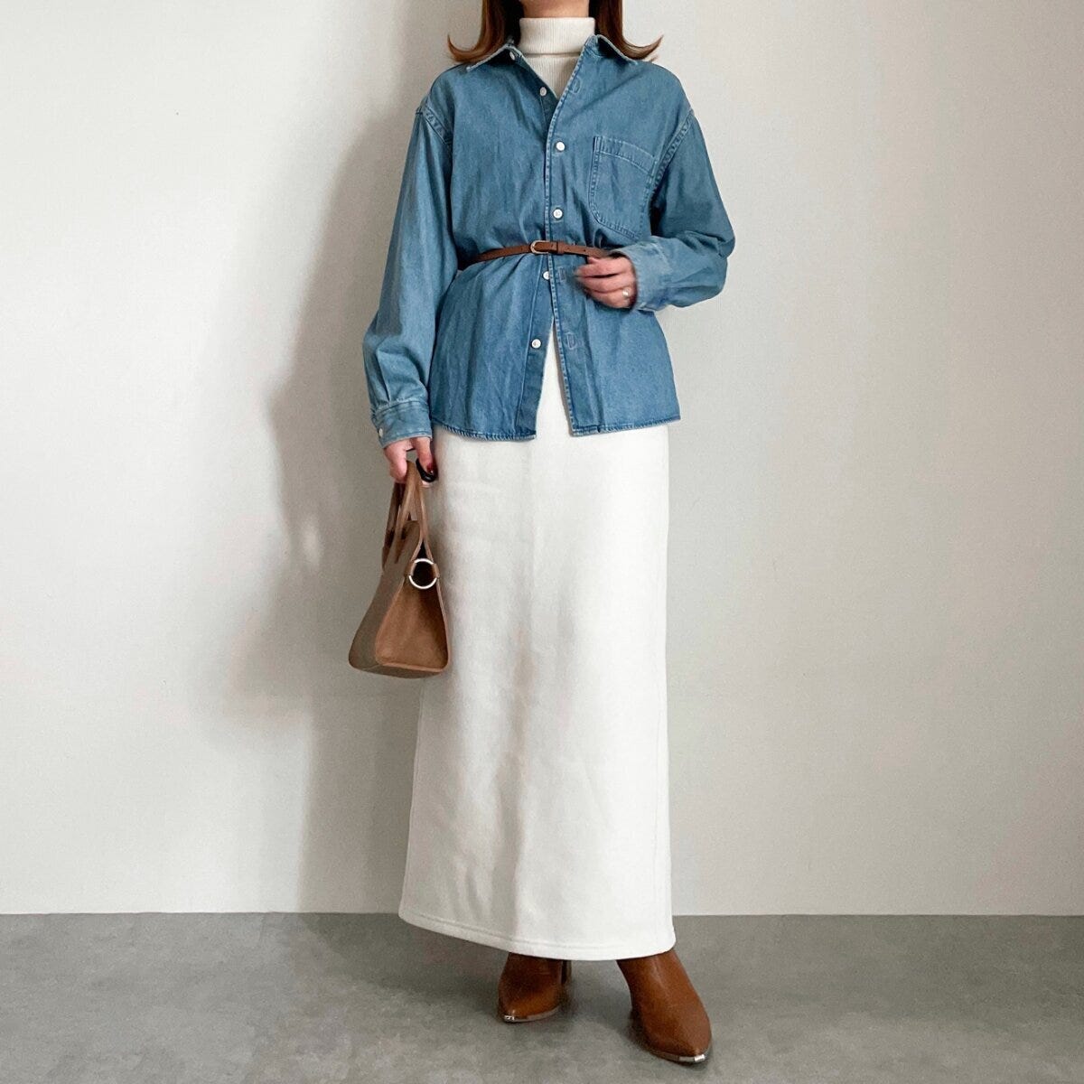 デニムシャツと白ボアスカートコーデ
