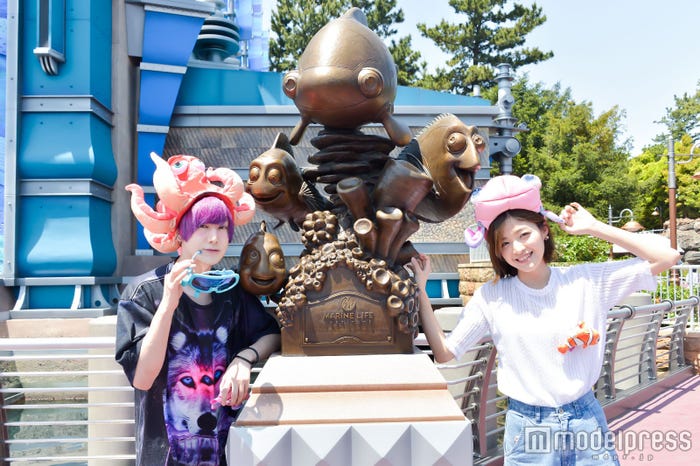 新アトラクション「ニモ&フレンズ・シーライダー」外観/モデル:ゆーちゃそ王子(左)、森田紗英(右)/(C)モデルプレス