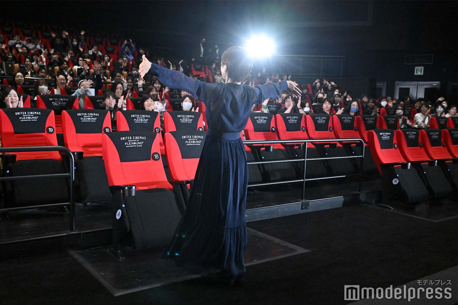 観客に手を振る石原さとみ（C）モデルプレス