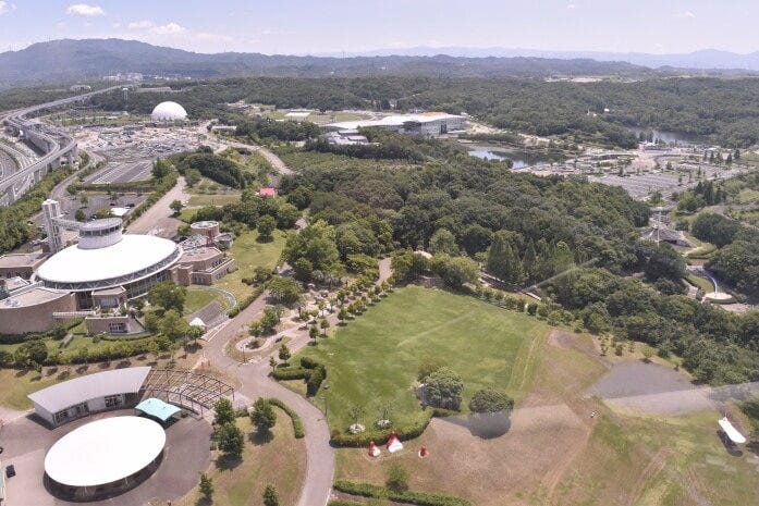 ジブリパークは愛・地球博記念公園の一部。広大な公園全体と合わせて楽しみたい。写真は大観覧車からの眺め