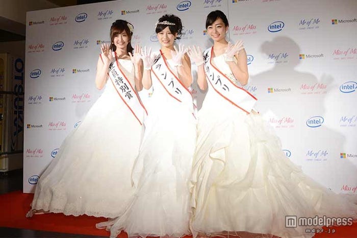 (左から)審査員特別賞の横浜市立大学2年の栗本苑さん、グランプリの立命館大学3年の山際友里奈さん、準グランプリの中央大学3年の杉山史織さん