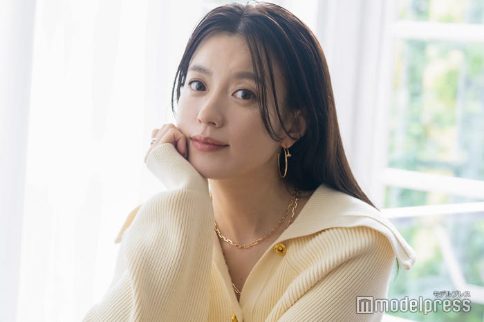 ハン・ヒョジュ(C)モデルプレス/ヘアメイク:Haruka Tazaki、スタイリスト:杉本学子(WHITNEY)/トップス¥330,000、スカート¥400,400、靴¥264,000/全てボッテガ・ヴェネタ(ボッテガ・ヴェネタ ジャパン:0120-60-1966)、ネックレス¥1,478,400、イヤリング¥1,346,400、左人差し指リング¥764,500、右中指リング¥775,500/全てカルティエ(カルティエ カスタマーサービスセンター:0120 1847-00)