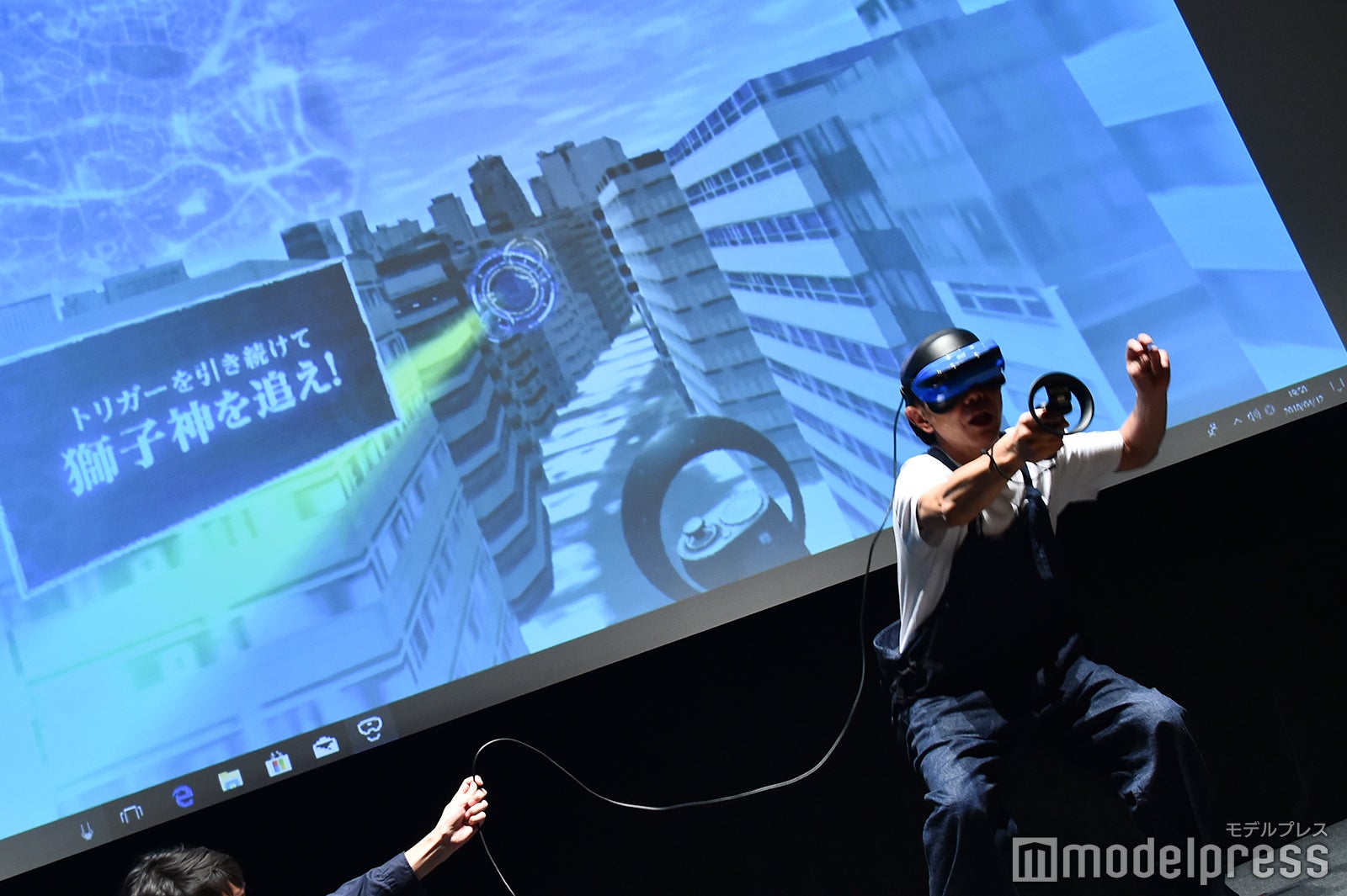 木梨憲武、VR体験中 （C）モデルプレス