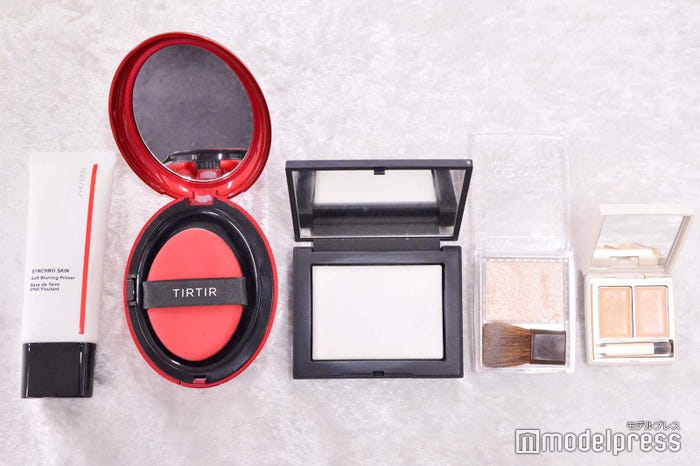 ベースメイク(左から)SHISEIDO/シンクロスキンソフトブラーリングプライマー(化粧下地)、TIRTIR/MASK FIT RED CUSHION 23N SAND、NARS/ライトリフレクティングセッティングパウダー プレストN、セザンヌ/パールグロウハイライト 01 シャンパンベージュ、RMK/フローレスカバーコンシーラー 05と01(C)モデルプレス