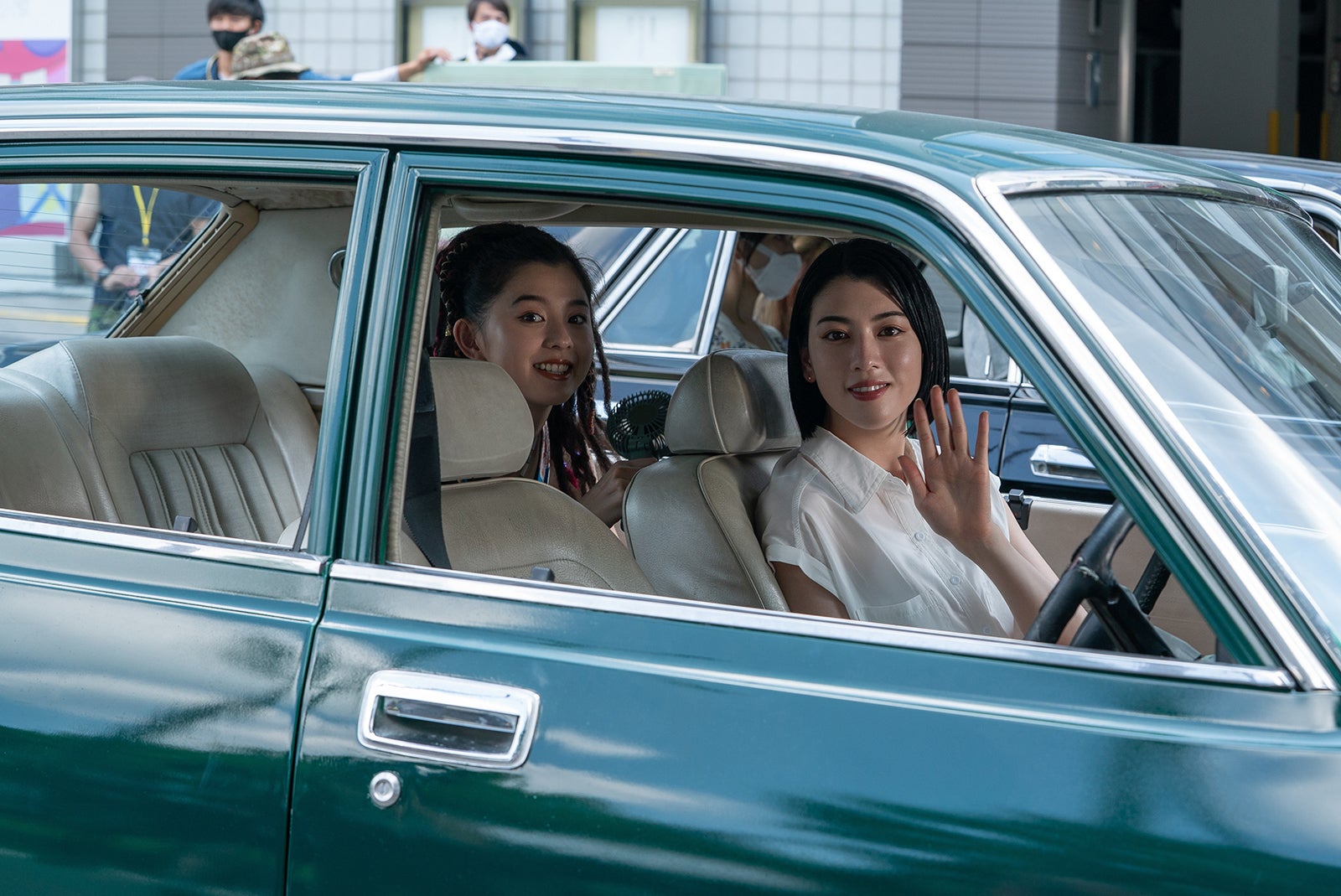 朝比奈彩、三吉彩花（C）麻生羽呂・小学館／ROBOT