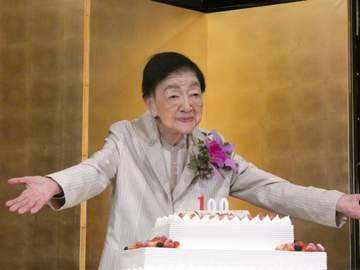 ええっ今こんな姿に！TVから消えた「渡鬼」女優 金髪＆赤リップで出席「うわぁ♥」「スタイリッシュ」石井ふく子さん誕生会