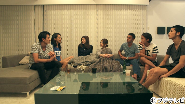 メンバーに卒業を宣言する武智ミドリ（左から2番目）／「テラスハウス」9月27日放送回より