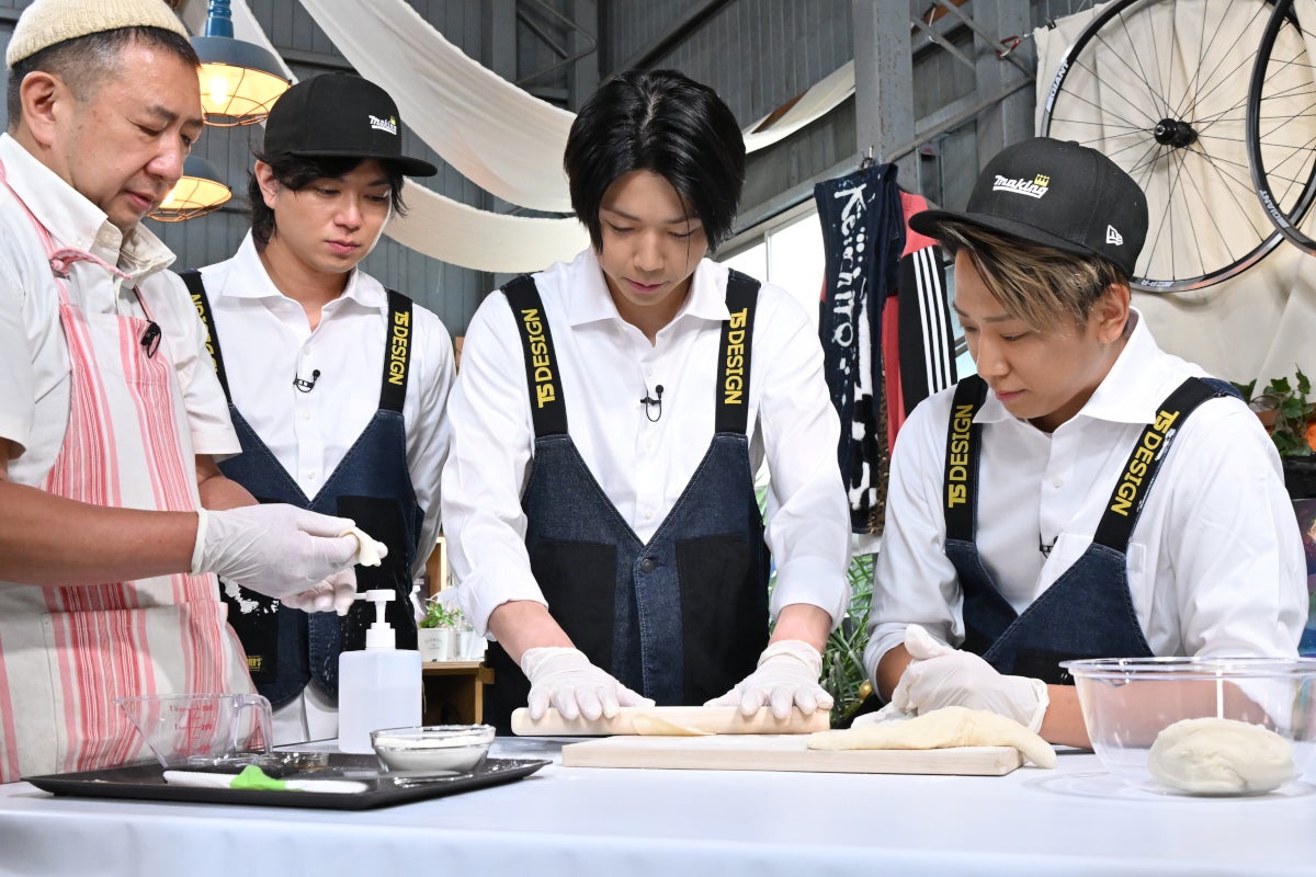 加藤シゲアキ、増田貴久、小山慶一郎ら（C）TBS