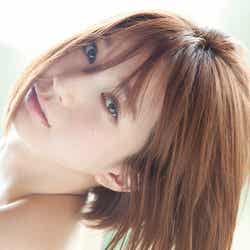 芹那初水着写真集「芹那 しるし」(講談社:2012年3月26日発売)より