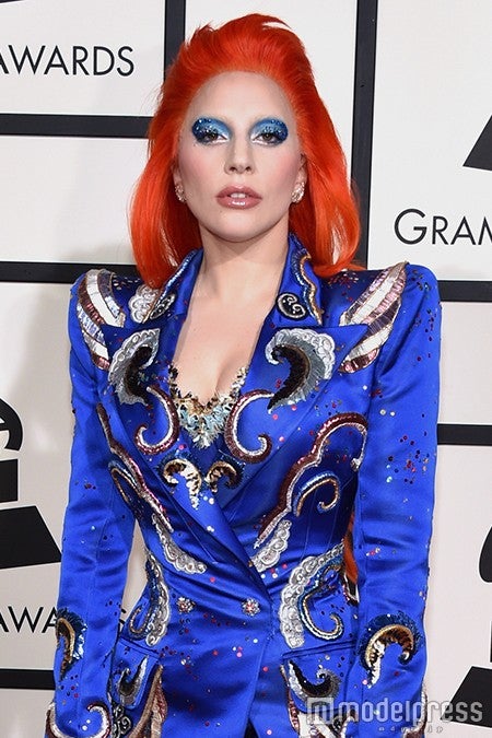 レディー・ガガ、デヴィッド・ボウイを追悼　グラミー賞レッドカーペットで異彩放つ