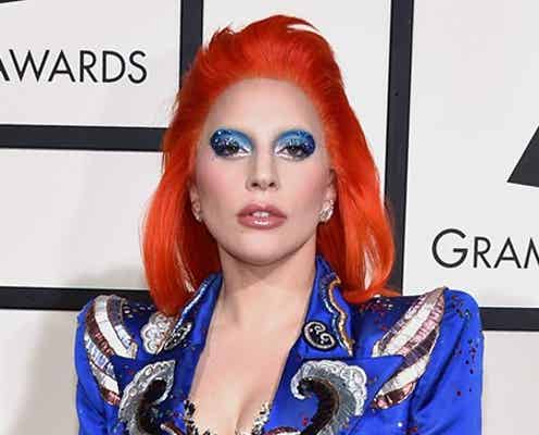 レディー・ガガ、デヴィッド・ボウイを追悼 グラミー賞レッドカーペットで異彩放つ