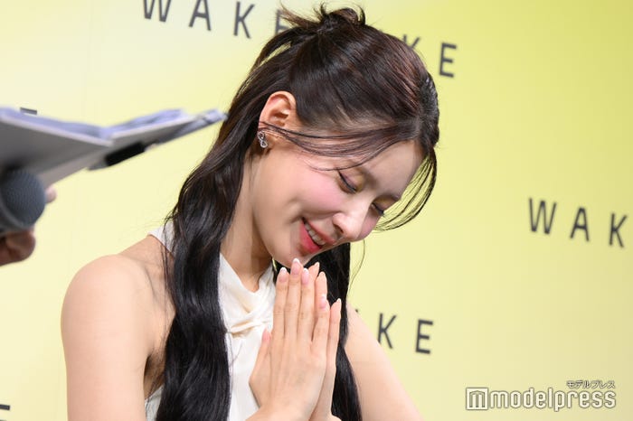 「可愛くてごめん」ポーズをするミヨン(C)モデルプレス