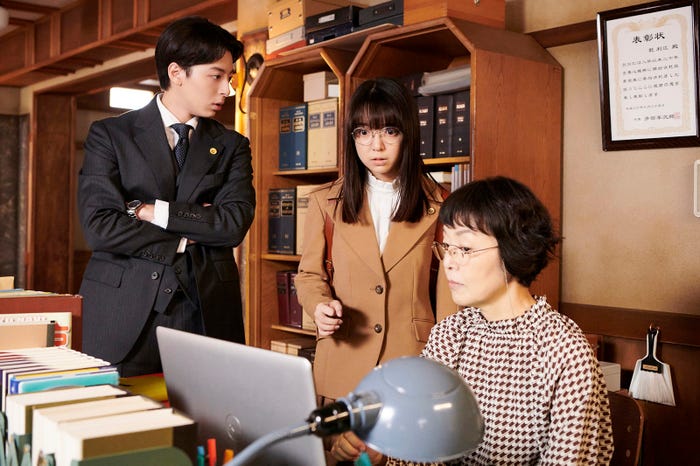 高杉真宙、上白石萌音、小林聡美「法廷のドラゴン」第2話(C)「法廷のドラゴン」製作委員会