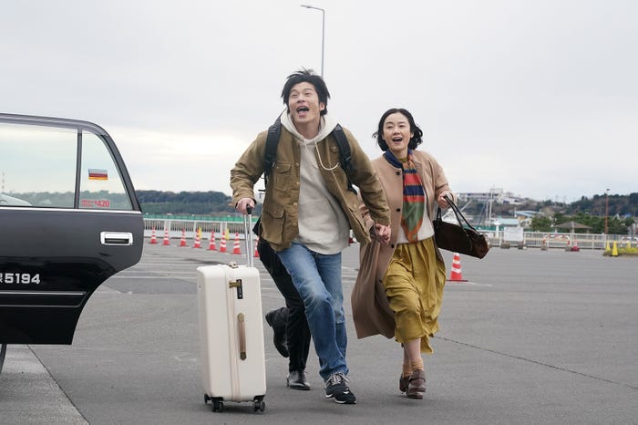 田中圭、原田知世 (C)2021『あなたの番です 劇場版』製作委員会