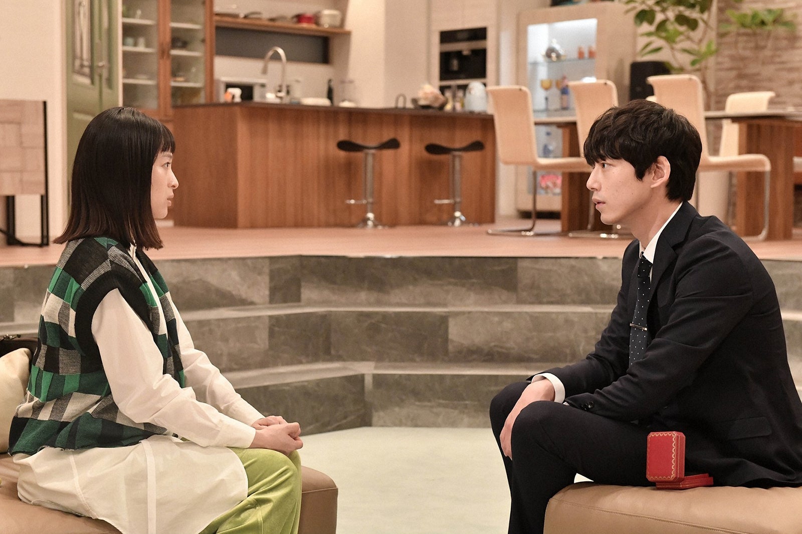 清野菜名、坂口健太郎／「婚姻届に判を捺しただけですが」第4話より（C）TBS