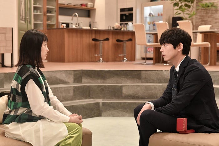 清野菜名、坂口健太郎/「婚姻届に判を捺しただけですが」第4話より(C)TBS