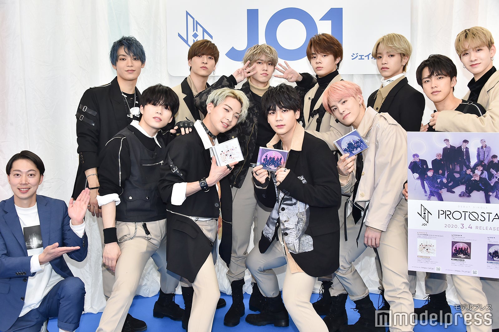 進行をしたJAMのはんにゃ金田哲とJO1（後列）與那城奨、金城碧海、白岩瑠姫、鶴房汐恩、大平祥生、佐藤景瑚（前列）木全翔也、川尻蓮、豆原一成、川西拓実、河野純喜（C）モデルプレス