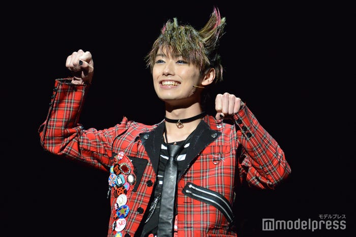 “にゃん”ポーズの檜山光成(C)モデルプレス