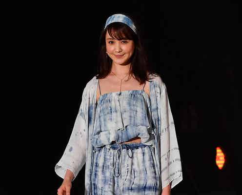 トリンドル玲奈、ウエスト&美脚チラ見せのトレンドコーデ<GirlsAward 2016 S/S>
