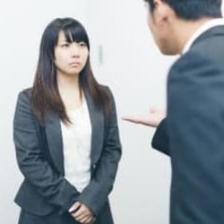 激ギレする客、“年上後輩”が勤務中に…「ちょっと聞いてよ!」仕事での“モヤっ”とエピソード