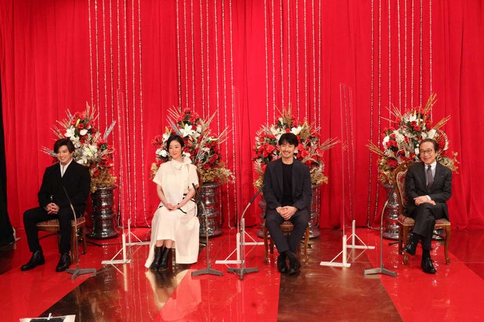 (左から)新田真剣佑、黒木華、竹野内豊、小日向文世 (C)フジテレビ