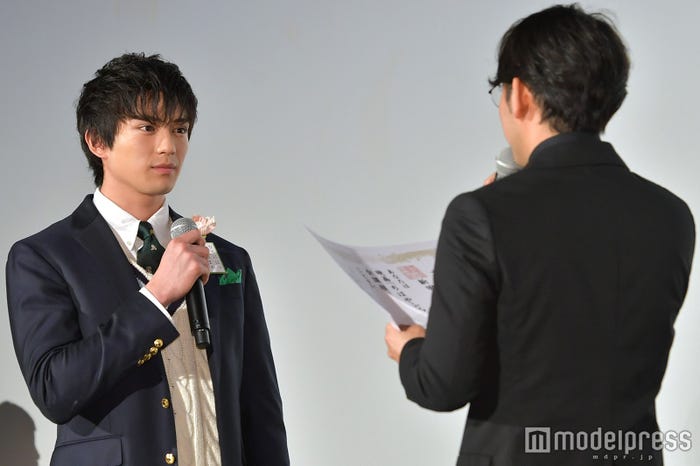 新田真剣佑、小泉徳広監督 (C)モデルプレス