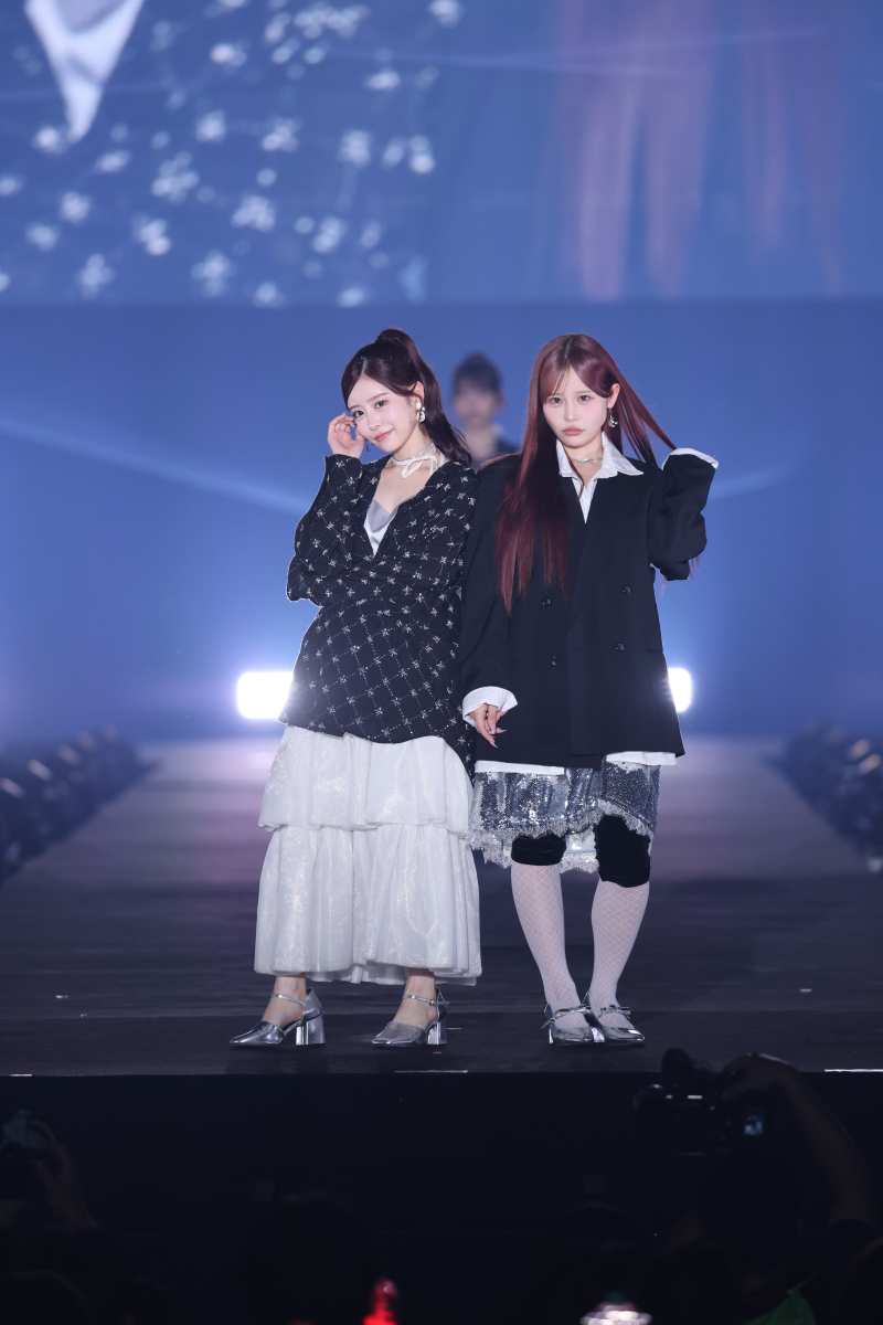 月足天音×村川緋杏、ペアでランウェイ モノトーン×スパンコールのモード感で惹き付ける