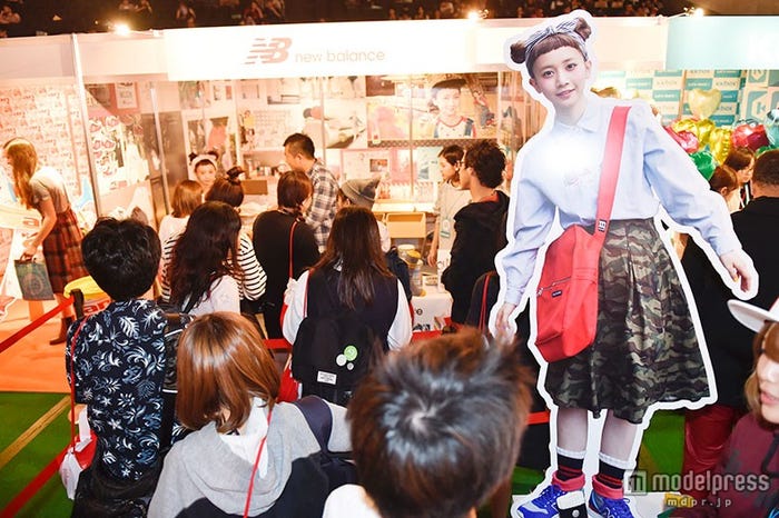 三戸なつめのパネルも/「ニューバランス」のブース