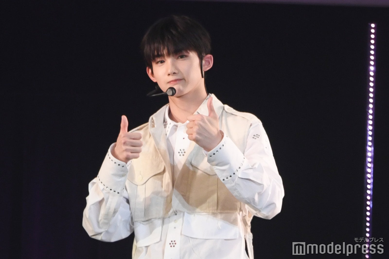 グッドサインを決めるJO（C）モデルプレス