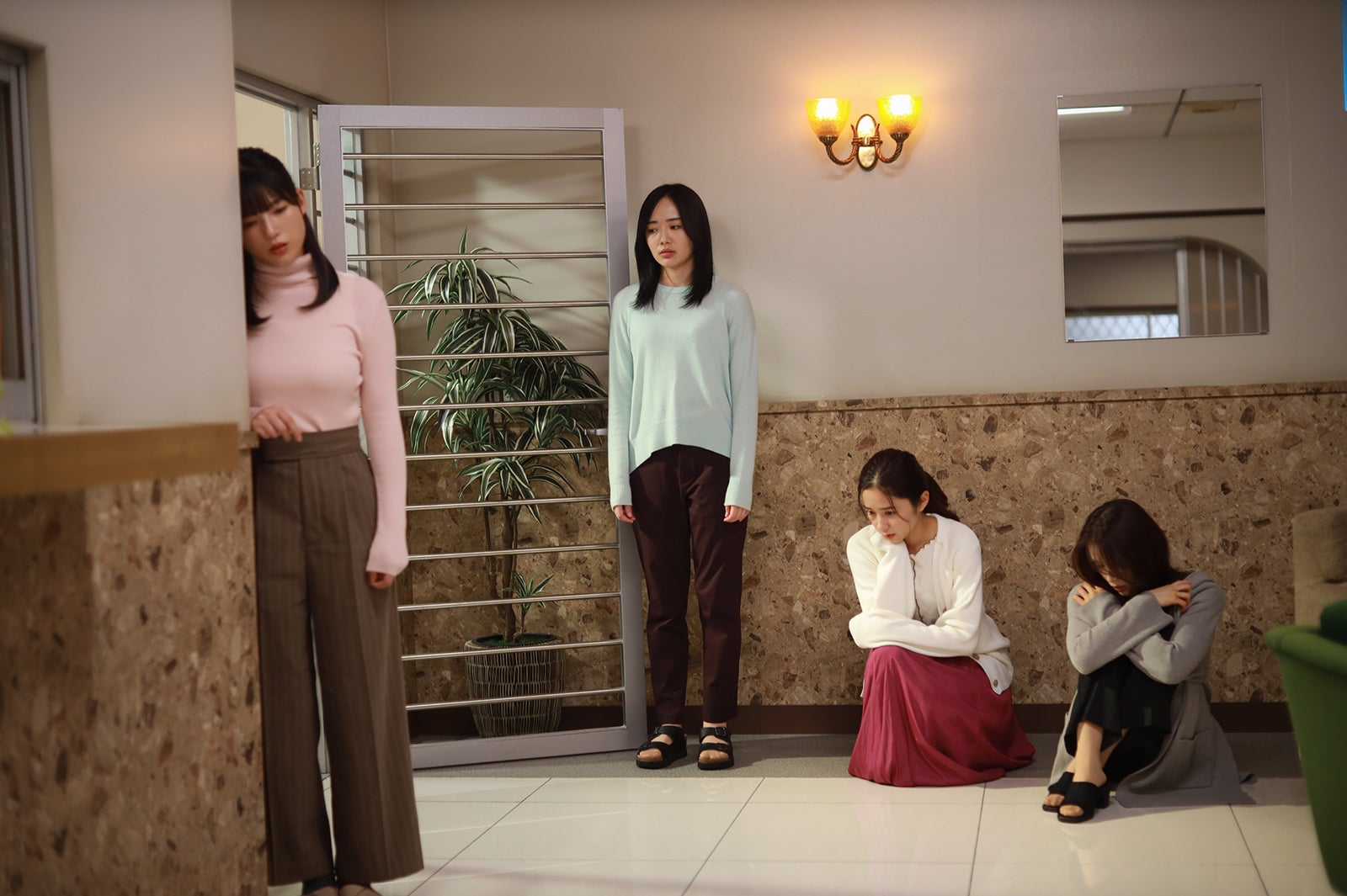 石井杏奈、森田望智、堀田真由、中村ゆりか／「言霊荘」第8話より（C）テレビ朝日