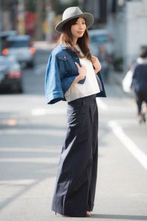 短め丈のジャケットは、裾広がりのワイドパンツと合わせてバランスをとって／画像提供：STAFF SNAP