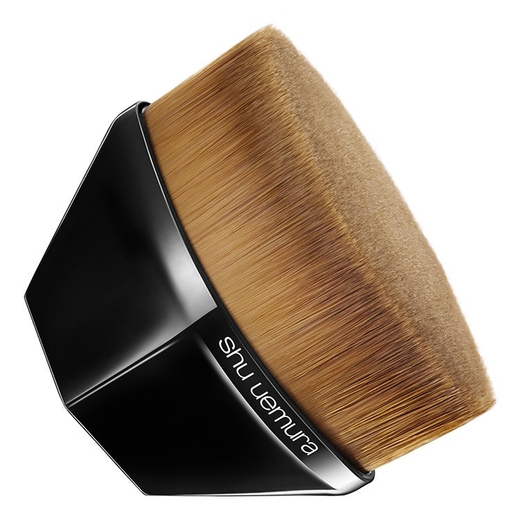 「ペタル 55 ファンデーション ブラシ」／画像提供：shu uemura